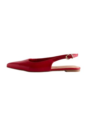 Czerwony płaski but typu slingback z ostrym noskiem, niskim obcasem i złotym paskiem z klamrą na białym tle.