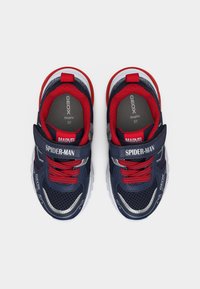 Παιδικά αθλητικά παπούτσια Spider-Man σε ναυτικό μπλε και κόκκινο, με ιμάντες βέλκρο, κόκκινα κορδόνια, ύφασμα από πλέγμα και λευκές σόλες, μέγεθος 27.
