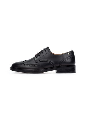 Chaussure habillée en cuir noir avec des détails brogues, bout arrondi, fermeture à lacets et un petit talon carré. Texture lisse avec des coutures contrastées.