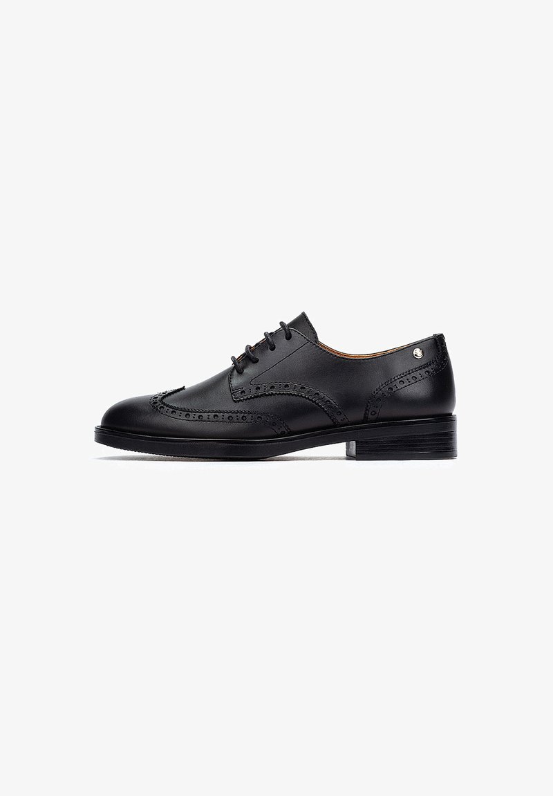 Chaussure habillée en cuir noir avec des détails brogues, bout arrondi, fermeture à lacets et un petit talon carré. Texture lisse avec des coutures contrastées.