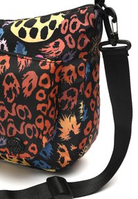 Večbarvna torba za ramo z črnim dnom. Poudarja živahen živalski vzorec v oranžni, roza in modri barvi. Vključuje črn trak in kovinske dele.