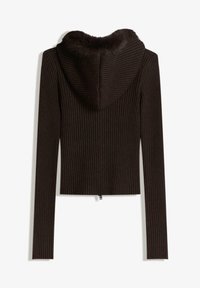 Bruine geribde cropped hoodie met een bont gevoerde capuchon. Lange mouwen en een ritsluiting op de rug. Textuurstof met verticale lijnen.