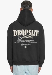 Dropsize - OVERSIZE  STUDIOS  - Džemperis ar kapuci - black Miniatūras attēls 1