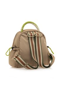Mochila acolchada beige con un asa texturizada verde y blanca, correas ajustables a rayas marrones y verdes, y detalle de bolsillo lateral. Acentos de hardware dorado.