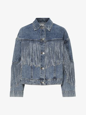 Blå denimjakke med sølvknapper og lange frynser over bryst og ermer, knappet front og klassisk krage.