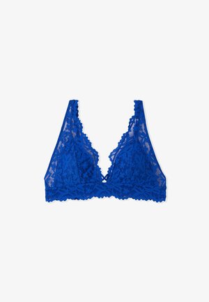 Brassière en dentelle bleue mettant en avant un décolleté en V profond, des bords festonnés et un motif floral. Le matériau est transparent avec une texture légère.