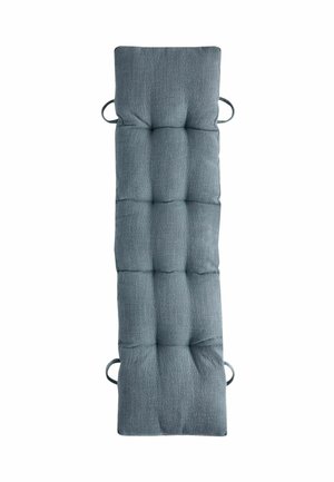 Cuscino imbottito grigio con sezioni cucite e quattro anelli in tessuto, progettato per il comfort di seduta su una sedia o una panca.