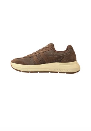 Bruine suède en mesh sneaker met een beige dikke zool en afgeronde neus, zijaanzicht op een witte achtergrond.