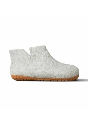 Lichtgrijze vilten pantoffel tot net boven de enkel met een bruine rubberen zool en een kleine V-vormige inkeping nabij de enkel.