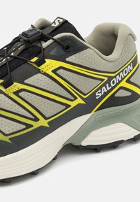 Salomon Sportstyle XT PATHWAY 2 UNISEX - Sportcipő - seagrass/black/blazing yellow