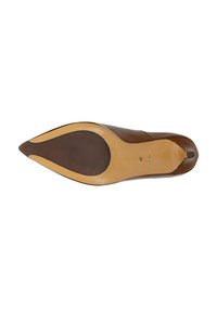 Scarpa con tacco alto in pelle marrone, con punta affusolata e suola testurizzata. La suola presenta un colore nocciola con un design in marrone scuro a contrasto.