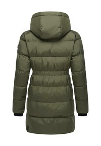 Maslinasto zeleni puffer kaput s kapuljačom, s kvadratnim dizajnom, elastičnim pojasom i crnim pletenim manžetama. Glatki, sjajni vanjski materijal.