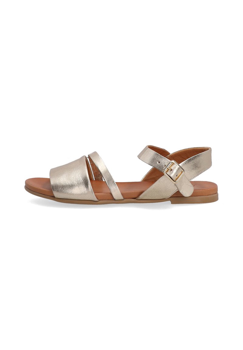 Metallisch goldene flache Sandalen mit zwei breiten Riemen über den Zehen und einem schmalen Knöchelriemen mit einer Schnalle. Braune Innensohle und Außensohle.