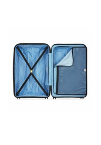 Valigia rigida nera, aperta, con interni a righe blu, cinghie incrociate e una tasca di rete con zip su un lato.