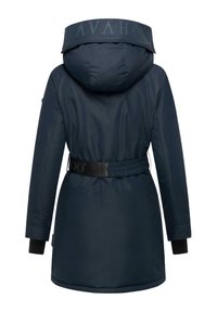 Parka bleu marine avec taille cintrée, capuche et ceinture noire. Présente des accents cousus et des poignets côtelés. Texture lisse, conception légère.