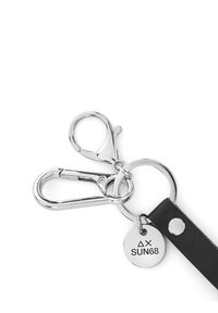 Portachiavi con hardware in metallo argentato, inclusi un gancio a molla e un anello portachiavi tondo. La fascia in pelle nera presenta un'etichetta circolare con incisione "SUN68".