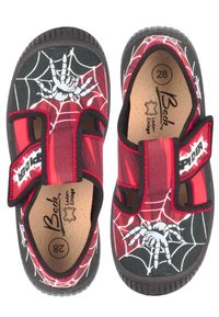 Rote und schwarze Kinderschuhe mit einem Spinnenetzmuster und einer Spinnengrafik. Sie verfügen über eine Gummisohle und zwei Klettverschlussriemen für einen sicheren Halt.