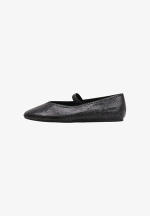 Ballerines noires avec un motif serpent texturé, matériau lisse, bout pointu et une fine sangle sur le cou-de-pied.