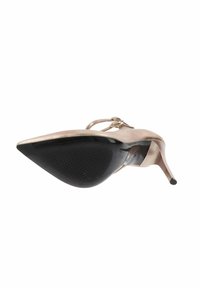 Décolleté con punta appuntita, tomaia in oro rosa metallico, sottile cinturino alla caviglia e tacco a stiletto. Suola in gomma nera con motivo di grip testurizzato.