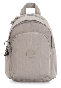 Lys grå rygsæk lavet af tekstureret stof. Har et lynlås hovedrum, en frontlomme og en lille dekorativ nøglering.