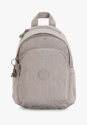 Světle šedý batoh z texturované tkaniny. Obsahuje hlavní kapsu na zip, přední kapsu a malý dekorativní klíčový řetízek.