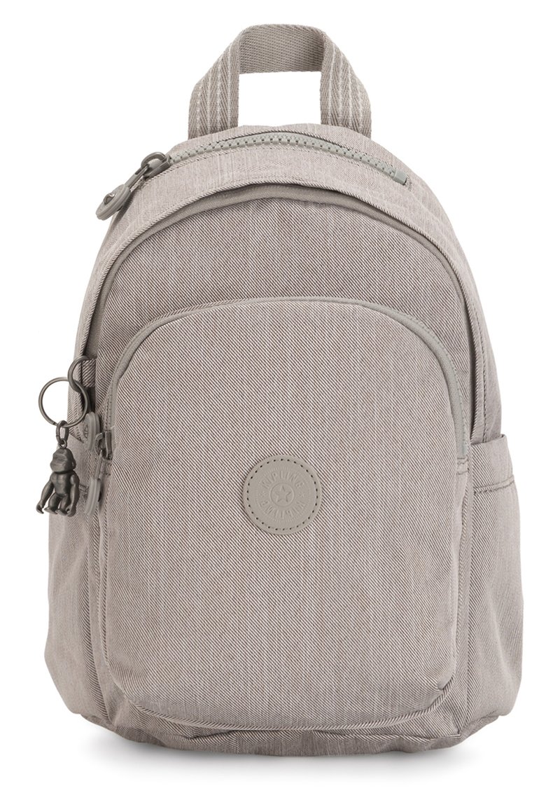 Lys grå rygsæk lavet af tekstureret stof. Har et lynlås hovedrum, en frontlomme og en lille dekorativ nøglering.