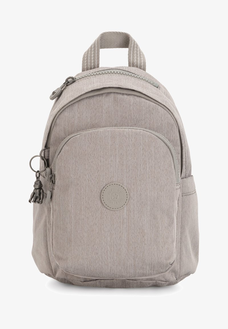 Lys grå rygsæk lavet af tekstureret stof. Har et lynlås hovedrum, en frontlomme og en lille dekorativ nøglering.