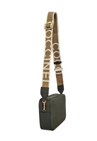 Borsa a tracolla verde in pelle con finitura texturizzata, dotata di una larga tracolla beige con motivo logo e dettagli in oro sulla cerniera.