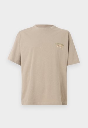 Beige katoenen T-shirt met korte mouwen, ronde hals en een kleine borstprint met de tekst "Originals Since 1990" in groen en beige.