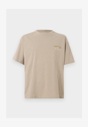 Beige katoenen T-shirt met korte mouwen, ronde hals en een kleine borstprint met de tekst "Originals Since 1990" in groen en beige.