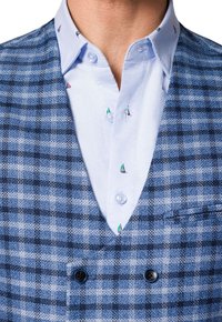 Niebieska kamizelka w kratę z teksturowanej tkaniny, z jasnoniebieską koszulą pod spodem, ozdobioną małymi wzorami w żaglówki i klasycznym kołnierzykiem.