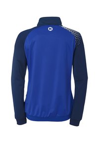 Herren Sportjacke aus einfarbigem blauen Stoff mit marineblauen Ärmeln. Verfügt über einen hohen Kragen und ein geometrisches Muster in Weiß auf dem oberen Rücken.