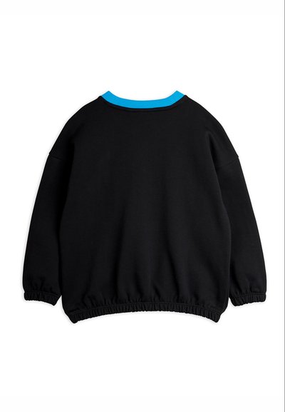 Μαύρο μακρυμάνικο φούτερ με ελαστικά τελειώματα στα μανίκια και τη μέση, με έντονο μπλε ριμπ λαιμόκοψη, απλωμένο επίπεδα σε λευκό φόντο.