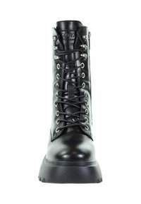 Czarne sznurowane botki wykonane z błyszczącej skóry, z srebrnymi oczkami, masywną gumową podeszwą i zamkiem błyskawicznym z boku.