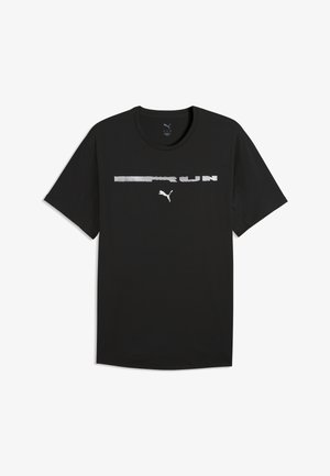 Czarny t-shirt z krótkim rękawem z białym logo Puma i stylizowanym poziomym tekstem w paski na piersi.