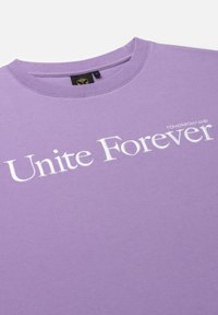 Paarse katoenen T-shirt met een ronde hals. Voorzien van de tekst "Unite Forever" in witte borduursel, met daarboven het merk "TOMORROWLAND".
