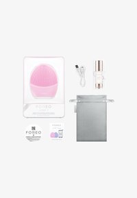 Foreo Luna 3 i rosa silikon, ovalformet med hevede bust. Inkluderer USB-kabel, serum, oppbevaringspose og hurtigstartveiledning.