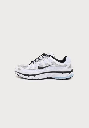 Basket Nike P-6000 blanche et noire avec tige en mesh et cuir, lacets noirs et logo swoosh noir, vue de côté sur fond uni.