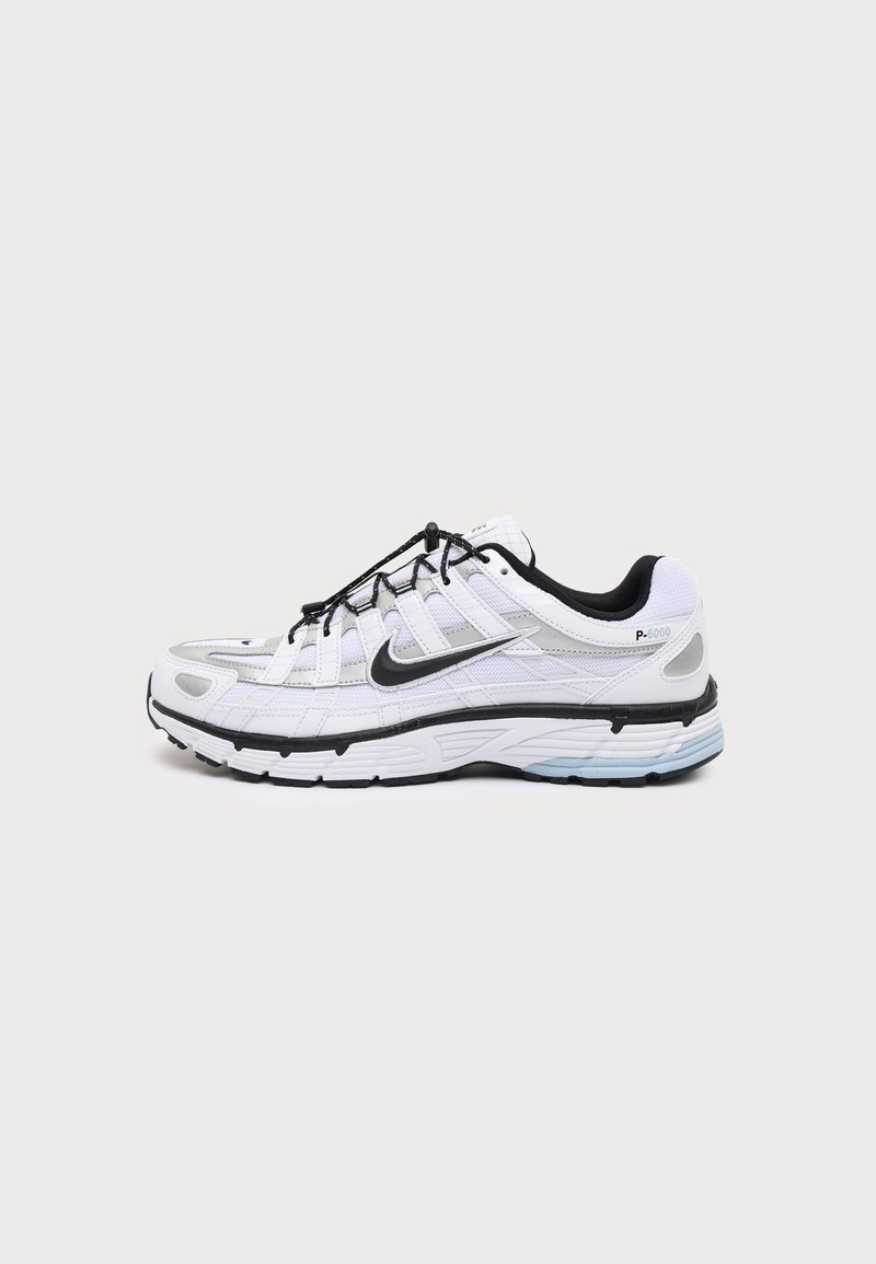 Άσπρο και μαύρο αθλητικό παπούτσι Nike P-6000 με πλέγμα και δερμάτινο πάνω μέρος, μαύρα κορδόνια και μαύρο λογότυπο swoosh, πλάγια όψη σε απλό φόντο.