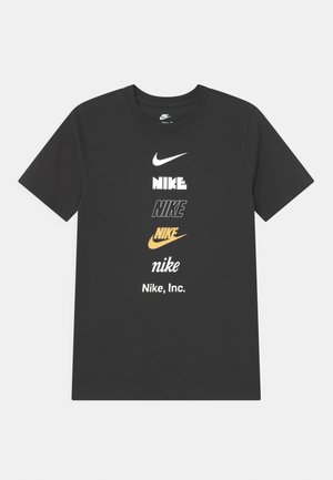 Sort Nike T-shirt med korte ærmer med seks forskellige Nike-logoer og ordmærker stablet lodret i hvid, sort, guld og hvid.