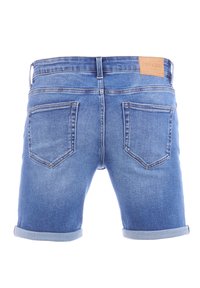 Shorts en denim bleu avec un ourlet roulé, présentant deux poches arrière et une étiquette en cuir au niveau de la taille. Texture lisse avec une coupe classique.