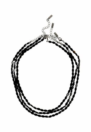 Dreisträngige schwarze Perlenkette mit kleinen ovalen Perlen sowie silbernen Kettenverschlüssen und verstellbaren Gliedern vor weißem Hintergrund.