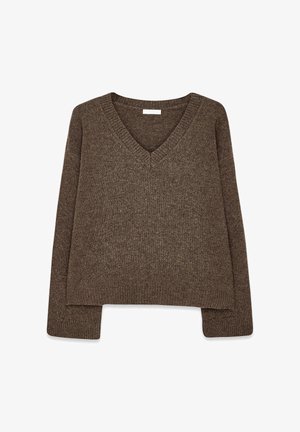 Brun, stickad tröja med V-hals och långa ärmar. Tyget verkar mjukt med en lätt strukturerad finish och en avslappnad passform.