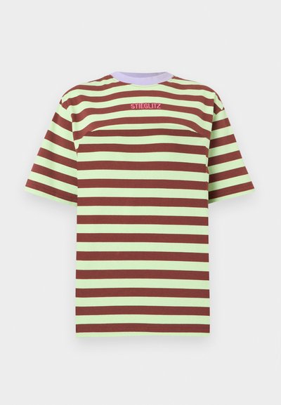 Κοντομάνικο T-shirt με οριζόντιες ανοιχτοπράσινες και καφέ ρίγες, στρόγγυλη λαιμόκοψη και ροζ κείμενο "STIEGLITZ" στο στήθος.