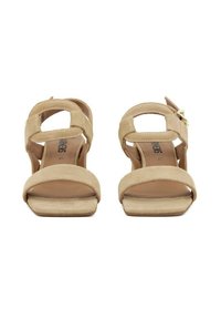 Sandali con tacco in suede beige, dotati di due larghe cinghie frontali, una cinghia alla caviglia con fibbia dorata e un design aperto sulla punta rettangolare.