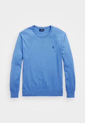 Jersey azul claro de manga larga con cuello redondo y pequeño logotipo oscuro de Polo Ralph Lauren en el pecho izquierdo.