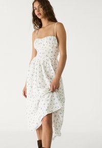 Stradivarius PRINTED  - Vapaa-ajan mekko - beige