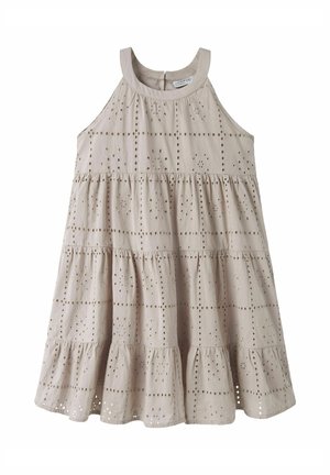 Beige ermeløs sommerkjole med flerlagd skjørt og brodert blomstermønster, med rund hals og knappelukking bak.