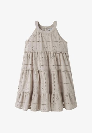 Robe d'été beige sans manches avec jupe à volants et motif floral en broderie anglaise, dotée d'un col rond et d'une fermeture boutonnée au dos.
