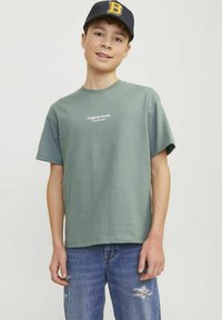Jack & Jones Junior JORVESTERBRO SS CREW NECK NOOS - Apdrukāts T-krekls - grün